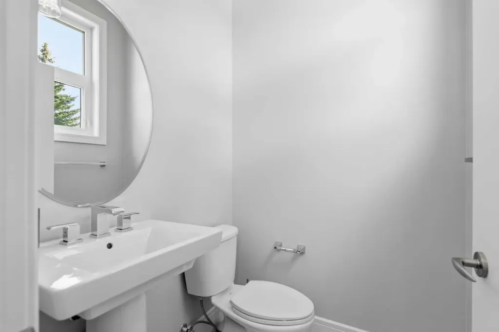 2052 46 Avenue SW Calgary AB T2T 2R9