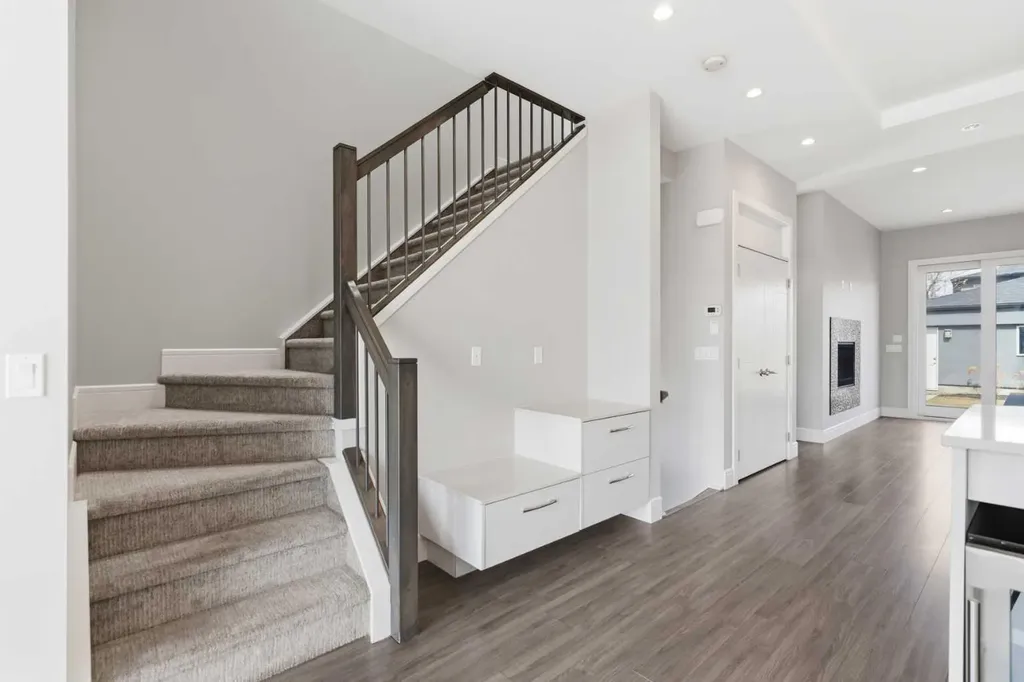2052 46 Avenue SW Calgary AB T2T 2R9