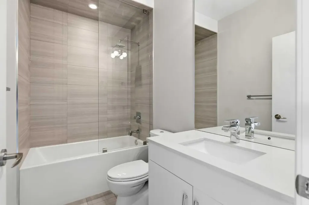 2052 46 Avenue SW Calgary AB T2T 2R9