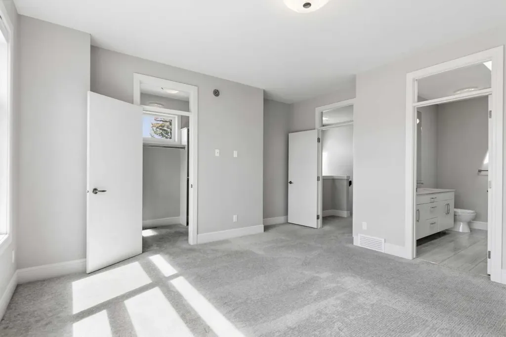 2052 46 Avenue SW Calgary AB T2T 2R9