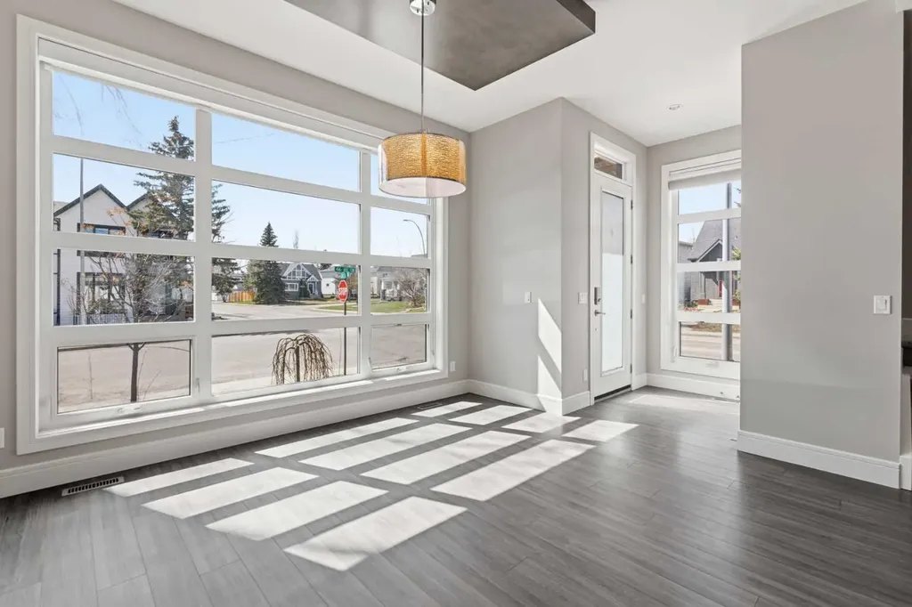 2052 46 Avenue SW Calgary AB T2T 2R9