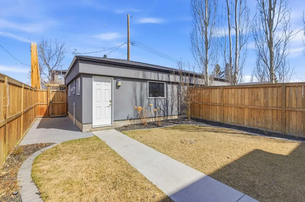 2052 46 Avenue SW Calgary AB T2T 2R9