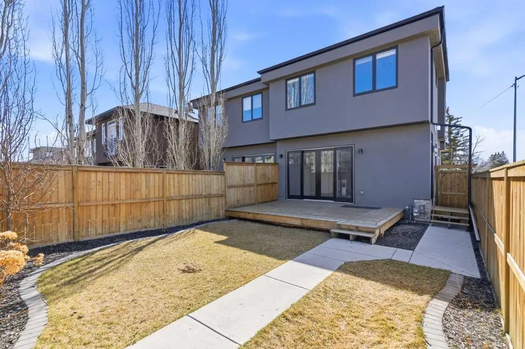 2052 46 Avenue SW Calgary AB T2T 2R9