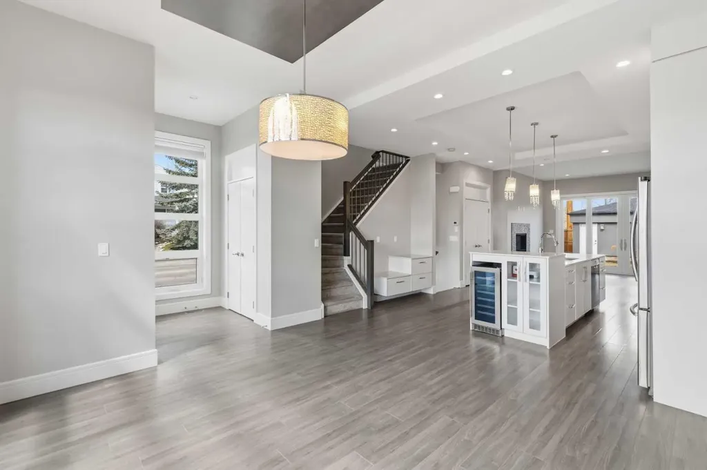 2052 46 Avenue SW Calgary AB T2T 2R9