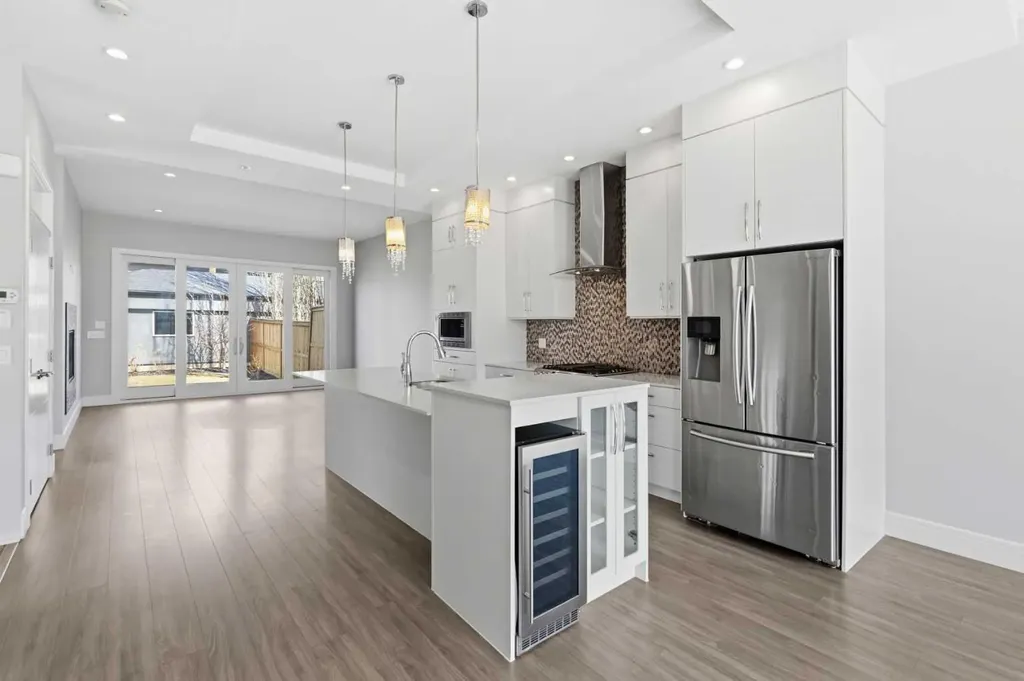 2052 46 Avenue SW Calgary AB T2T 2R9