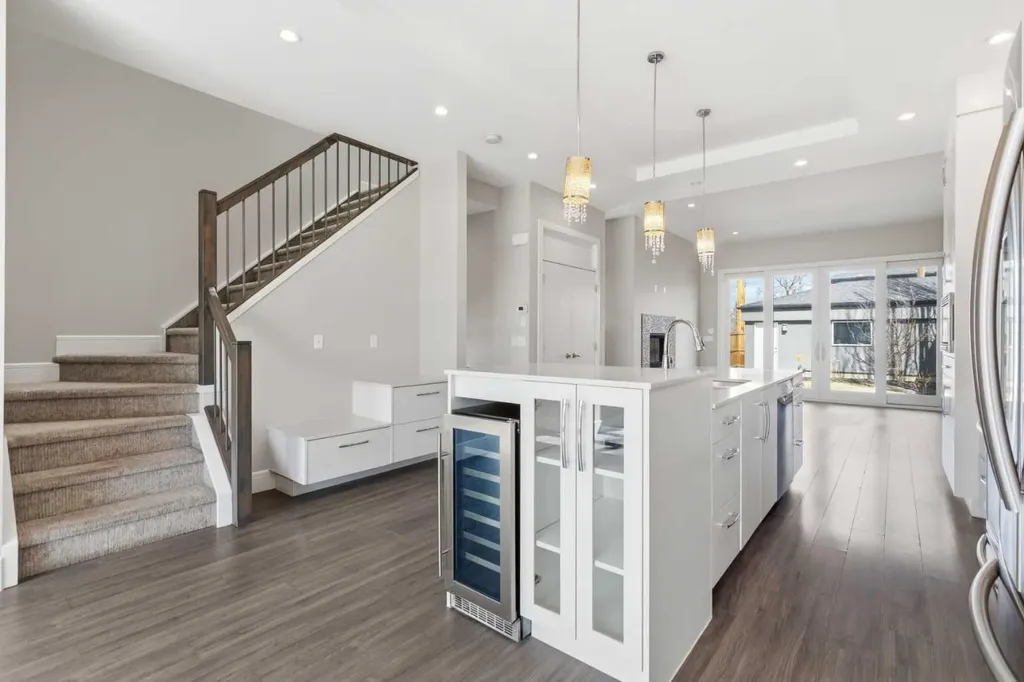2052 46 Avenue SW Calgary AB T2T 2R9