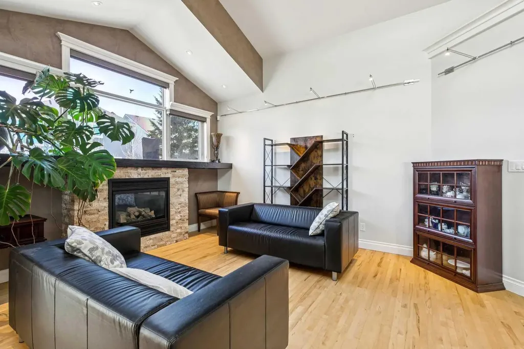 367 Discovery Place SW Calgary AB T3H 4N7