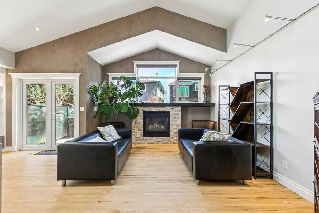 367 Discovery Place SW Calgary AB T3H 4N7