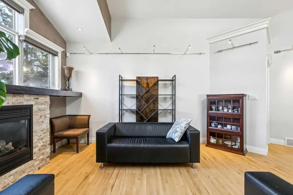 367 Discovery Place SW Calgary AB T3H 4N7