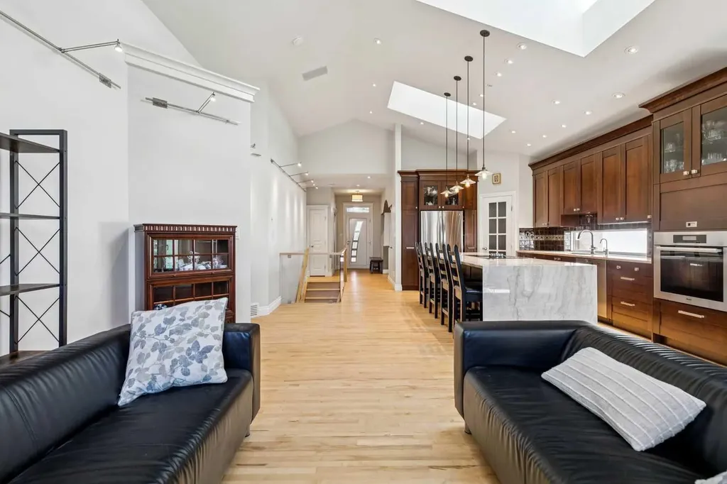 367 Discovery Place SW Calgary AB T3H 4N7