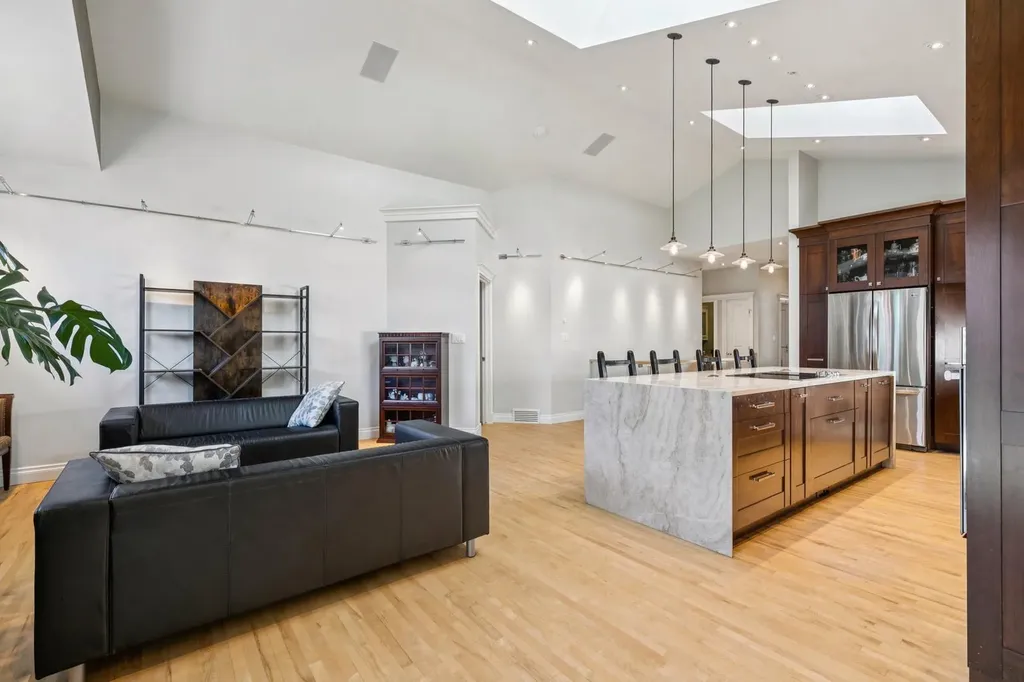 367 Discovery Place SW Calgary AB T3H 4N7