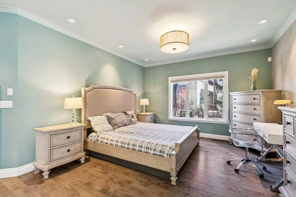 367 Discovery Place SW Calgary AB T3H 4N7