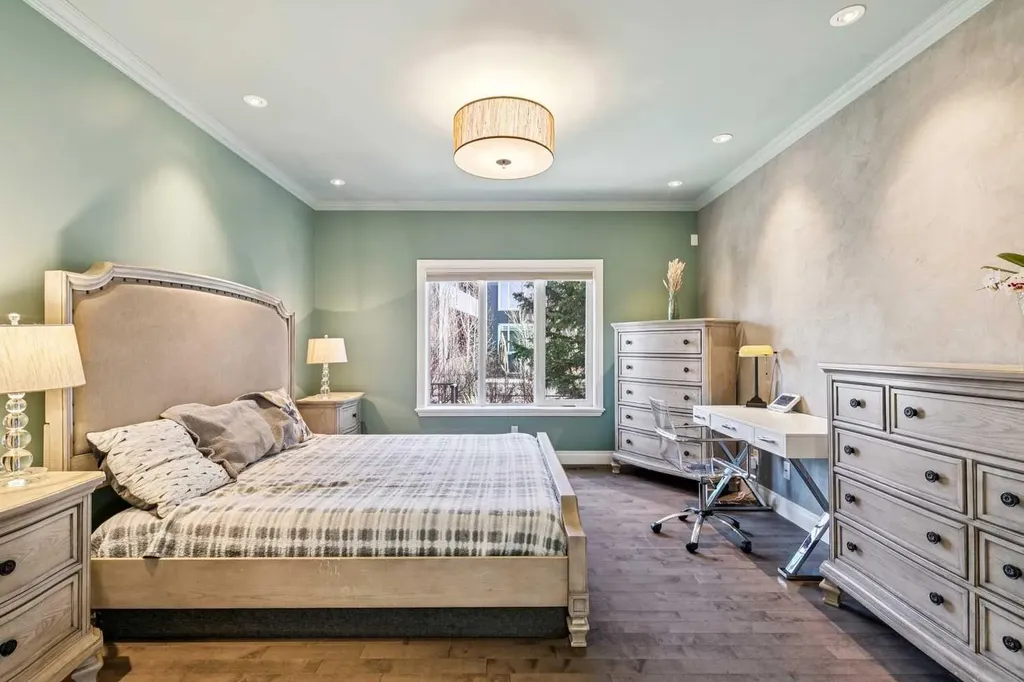 367 Discovery Place SW Calgary AB T3H 4N7