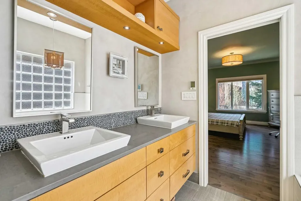 367 Discovery Place SW Calgary AB T3H 4N7