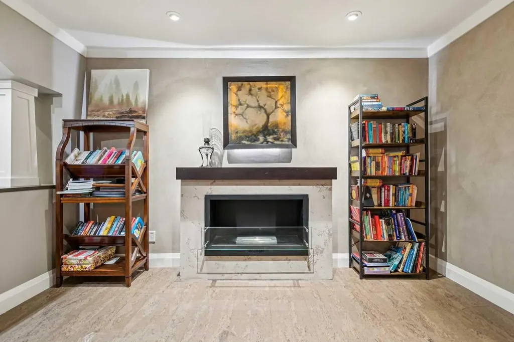 367 Discovery Place SW Calgary AB T3H 4N7