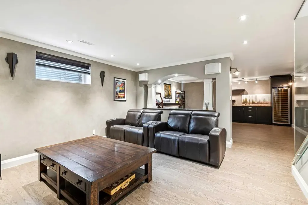 367 Discovery Place SW Calgary AB T3H 4N7