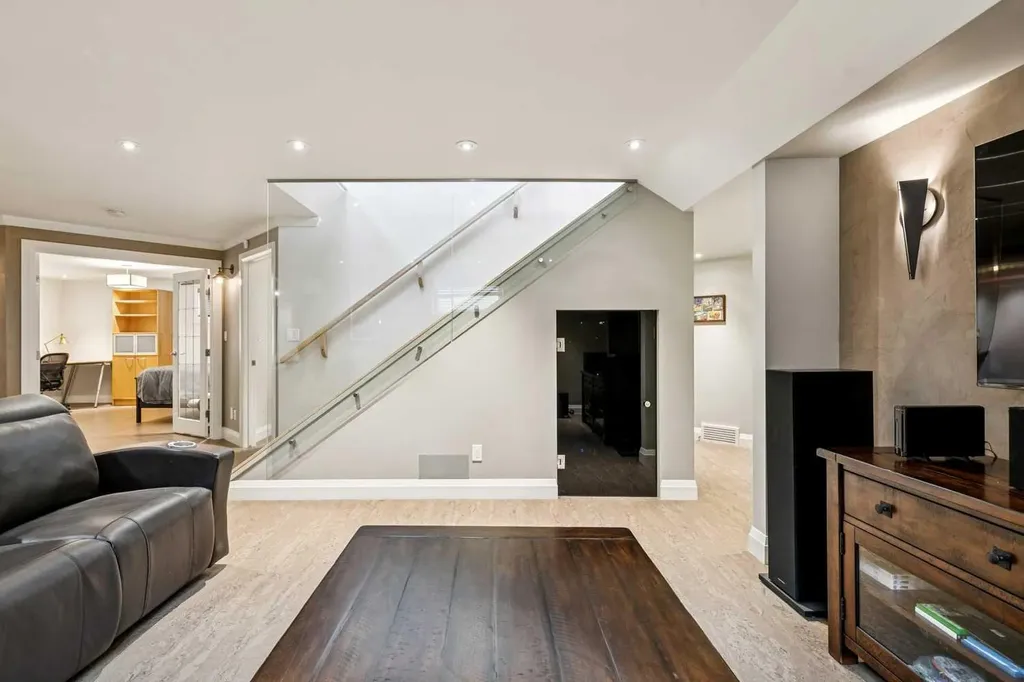 367 Discovery Place SW Calgary AB T3H 4N7