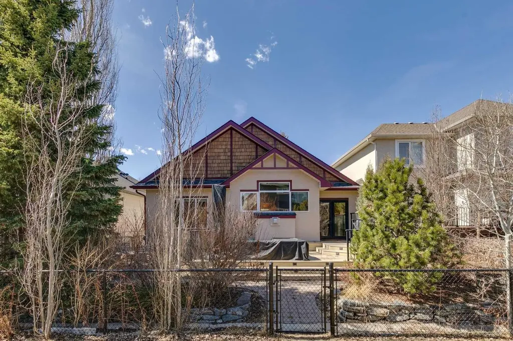 367 Discovery Place SW Calgary AB T3H 4N7