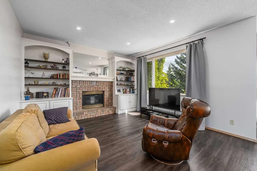 648 Scimitar Bay NW Calgary AB T3L 2B2