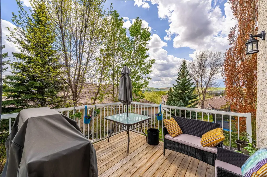 648 Scimitar Bay NW Calgary AB T3L 2B2