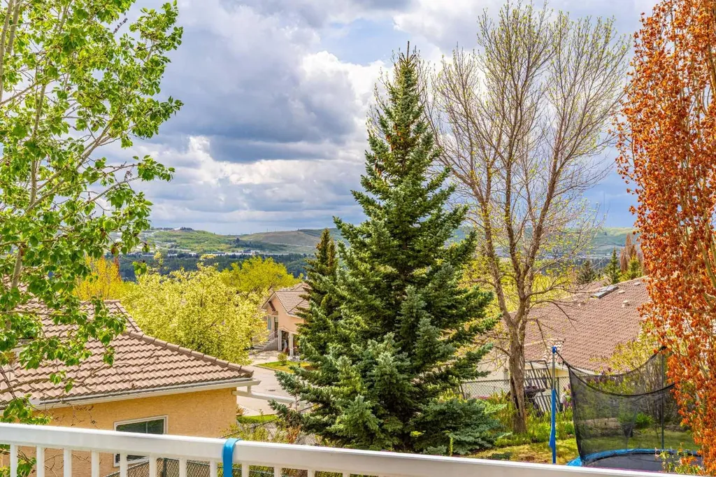 648 Scimitar Bay NW Calgary AB T3L 2B2
