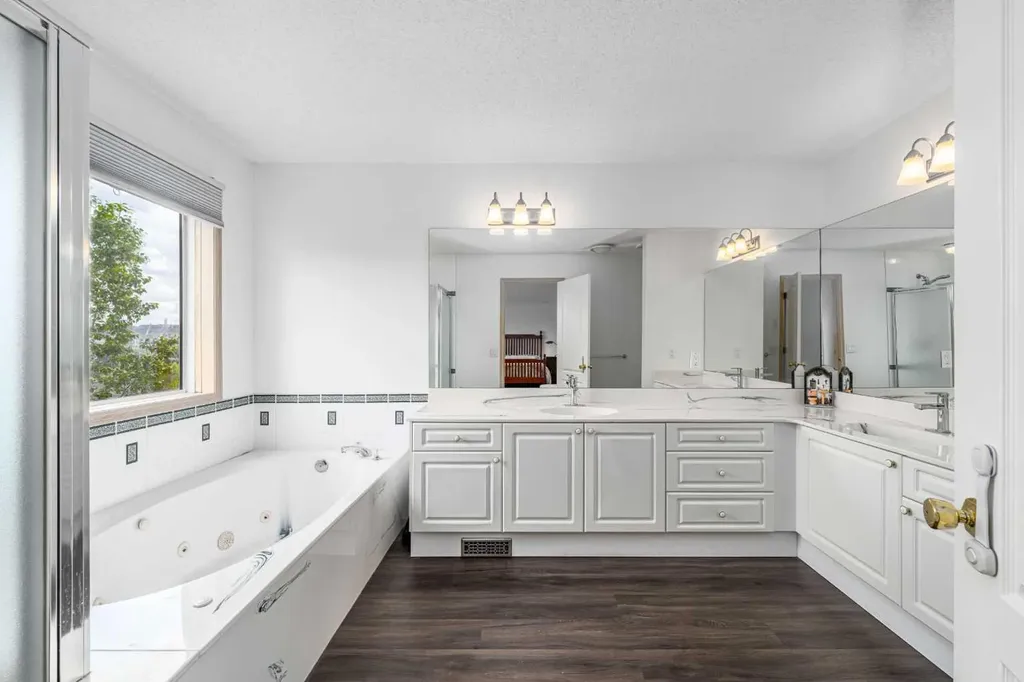 648 Scimitar Bay NW Calgary AB T3L 2B2
