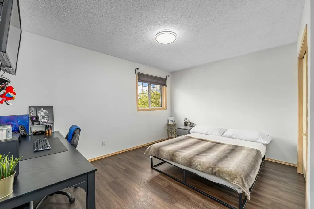 648 Scimitar Bay NW Calgary AB T3L 2B2