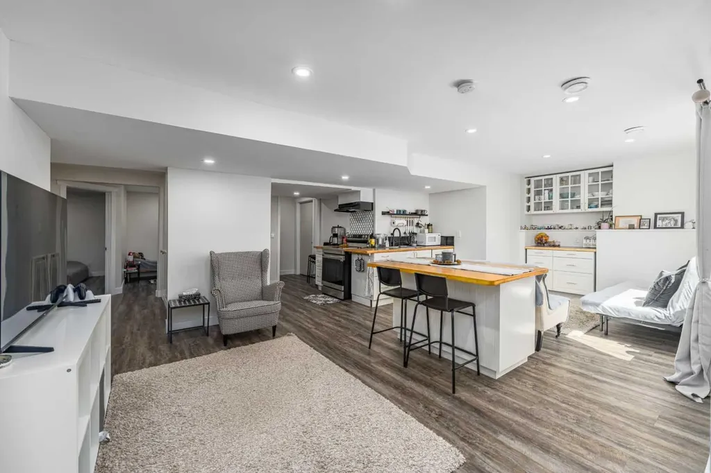 648 Scimitar Bay NW Calgary AB T3L 2B2