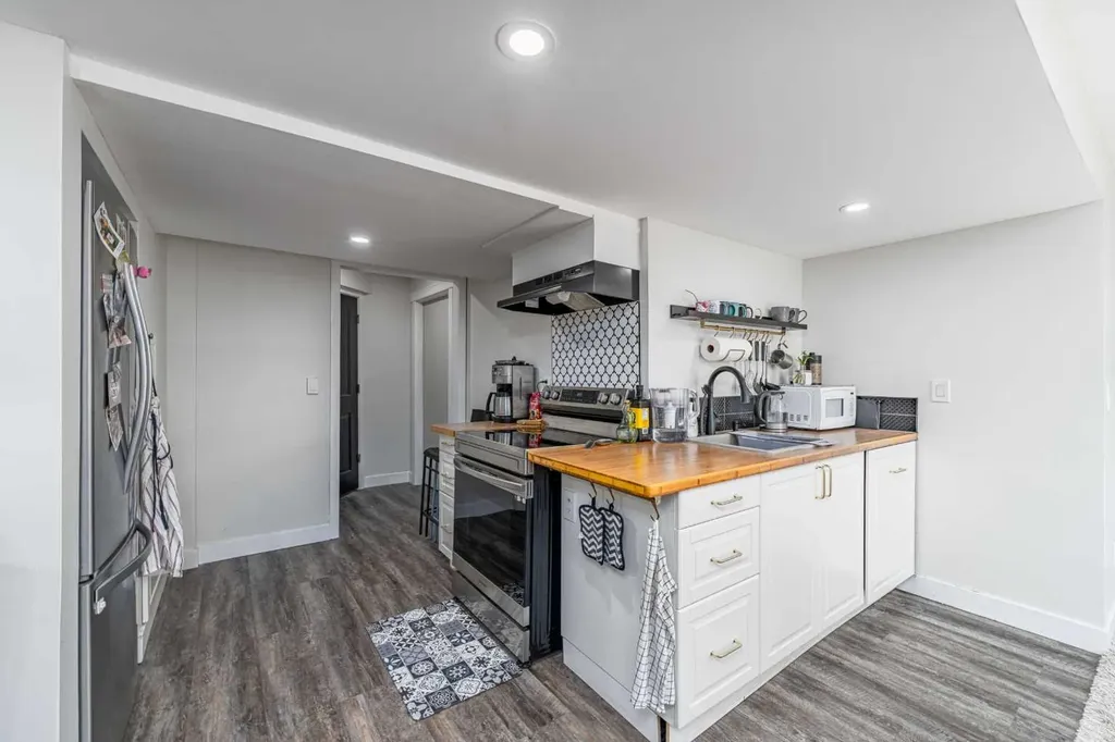 648 Scimitar Bay NW Calgary AB T3L 2B2