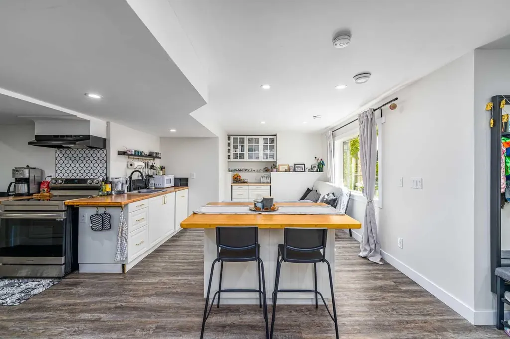 648 Scimitar Bay NW Calgary AB T3L 2B2