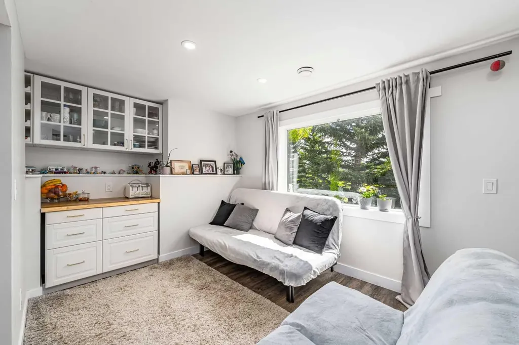 648 Scimitar Bay NW Calgary AB T3L 2B2