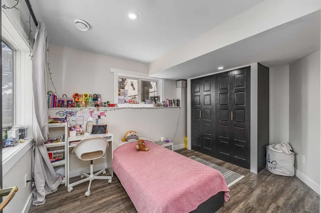 648 Scimitar Bay NW Calgary AB T3L 2B2