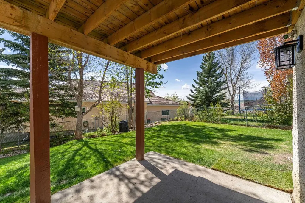 648 Scimitar Bay NW Calgary AB T3L 2B2