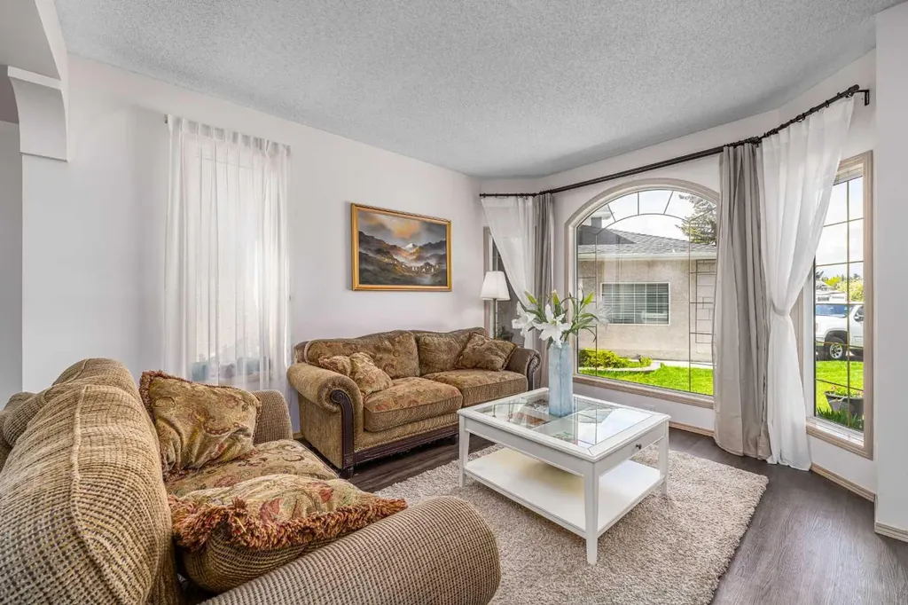648 Scimitar Bay NW Calgary AB T3L 2B2