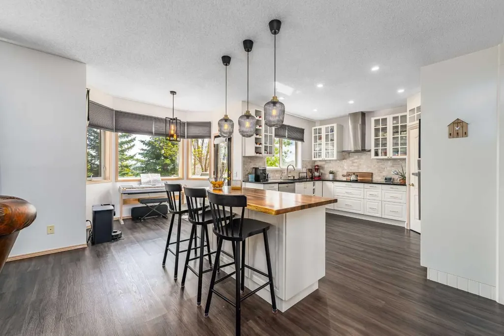 648 Scimitar Bay NW Calgary AB T3L 2B2