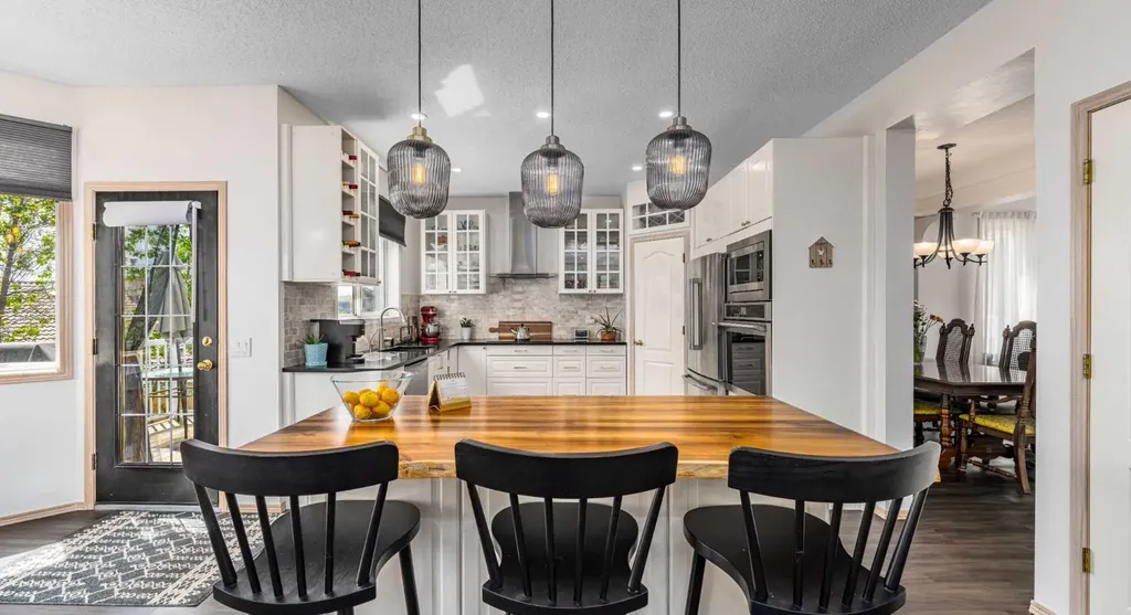 648 Scimitar Bay NW Calgary AB T3L 2B2