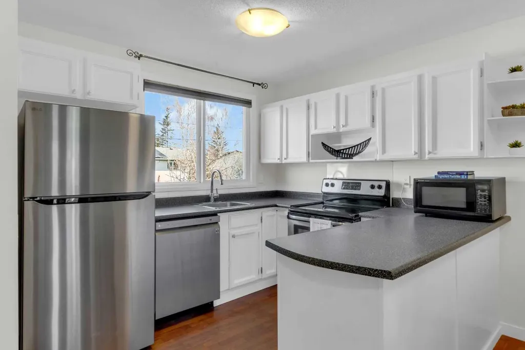 630 Sabrina Road SW Calgary AB T2W 2N7