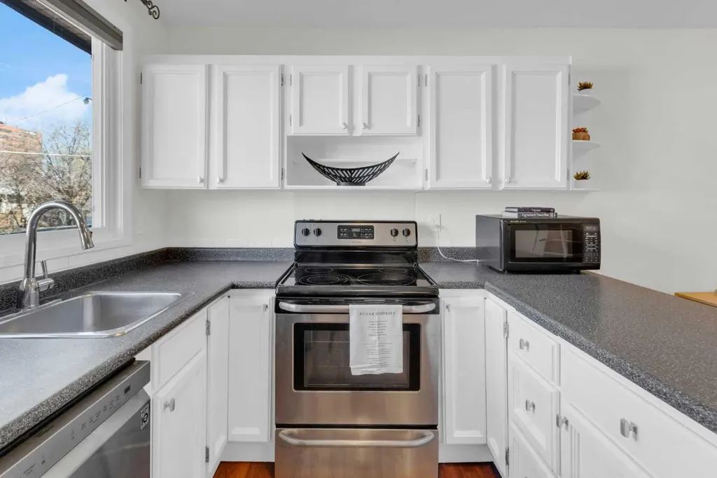 630 Sabrina Road SW Calgary AB T2W 2N7