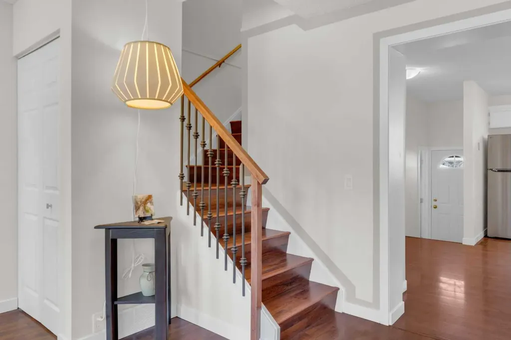 630 Sabrina Road SW Calgary AB T2W 2N7