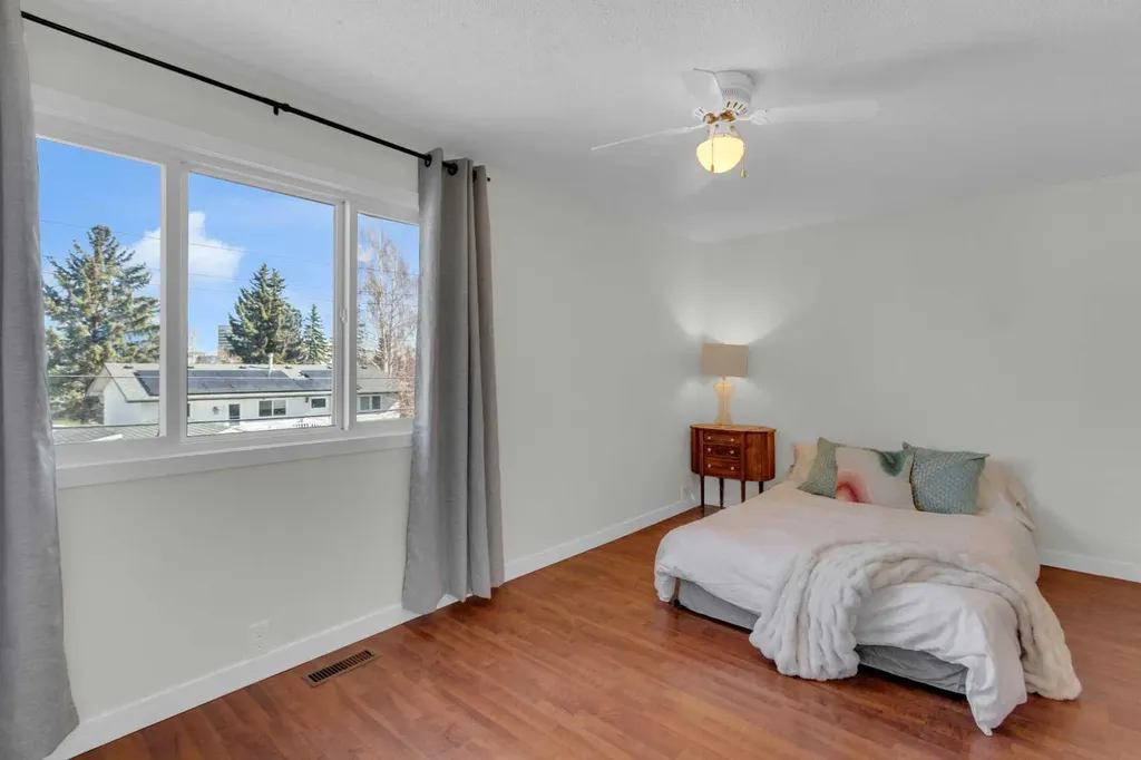 630 Sabrina Road SW Calgary AB T2W 2N7