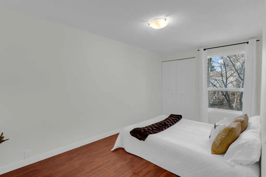 630 Sabrina Road SW Calgary AB T2W 2N7