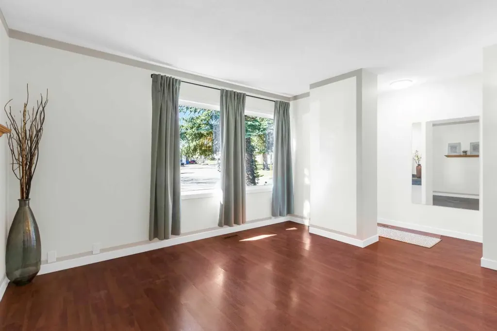 630 Sabrina Road SW Calgary AB T2W 2N7