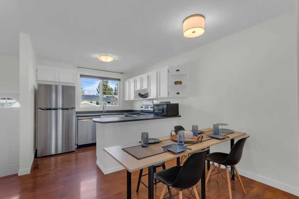 630 Sabrina Road SW Calgary AB T2W 2N7