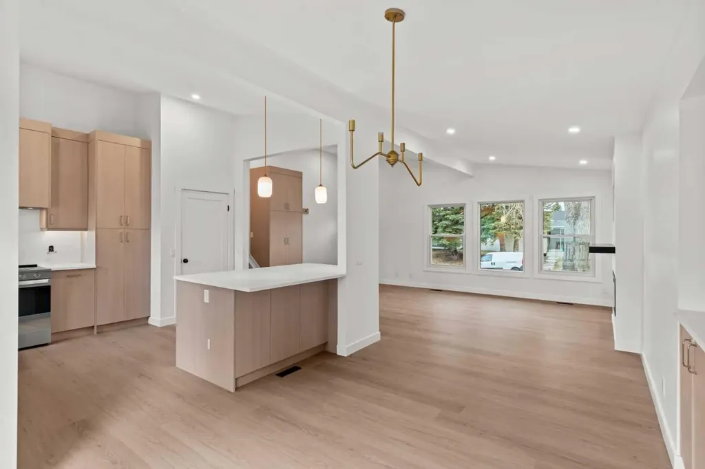 212 Queen Anne Road SE Calgary AB T2J 4S7