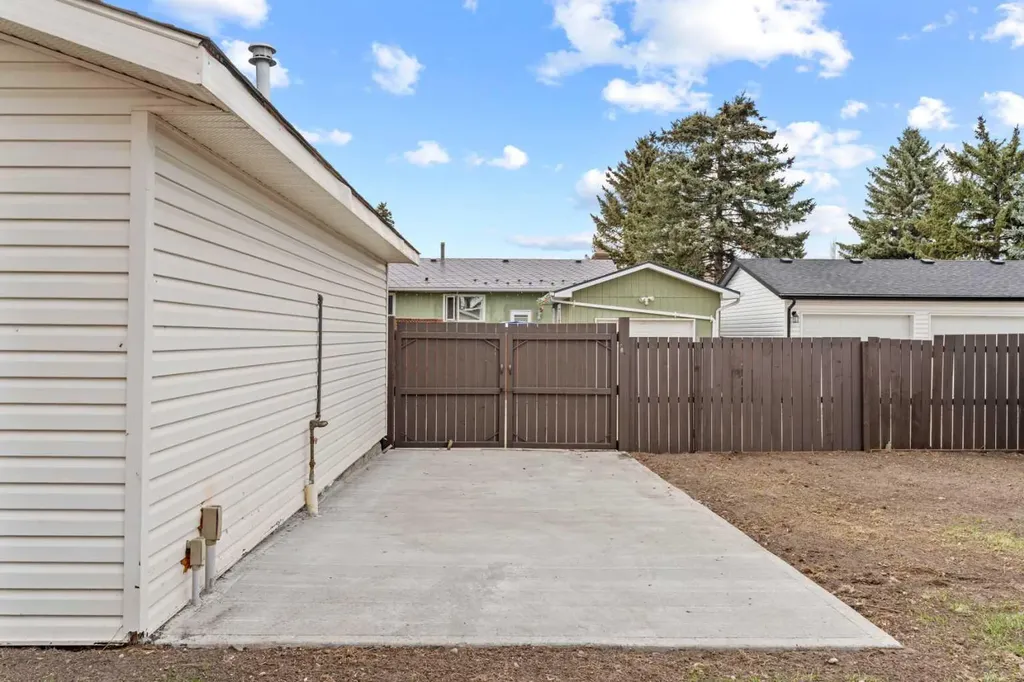 212 Queen Anne Road SE Calgary AB T2J 4S7