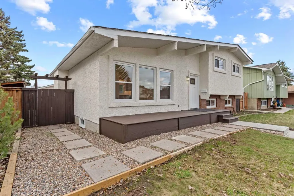 212 Queen Anne Road SE Calgary AB T2J 4S7