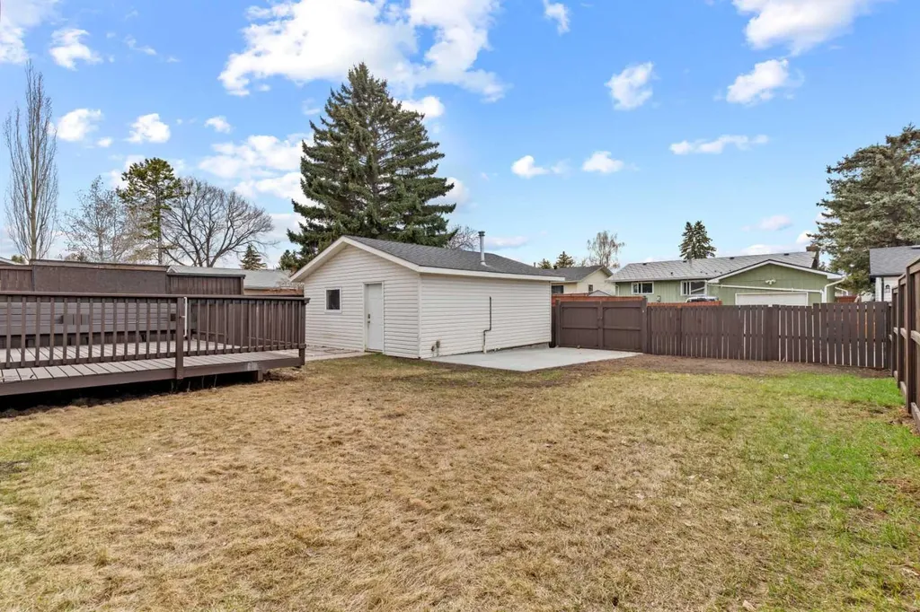212 Queen Anne Road SE Calgary AB T2J 4S7