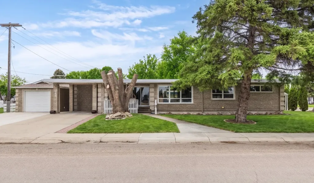 890 Hargrave Way NW Medicine Hat AB T1A 6Y9