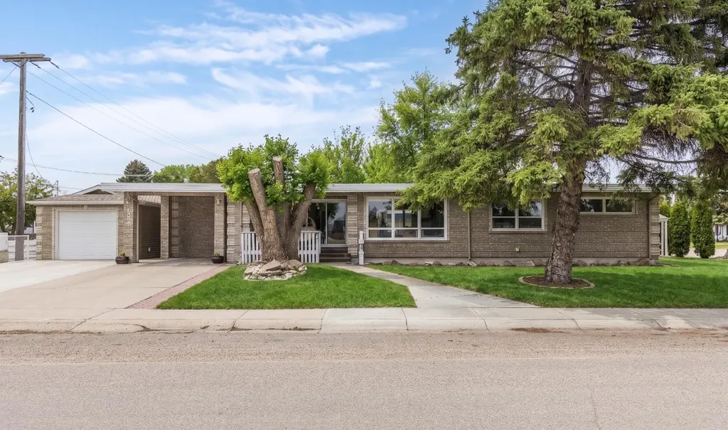 890 Hargrave Way NW Medicine Hat AB T1A 6Y9