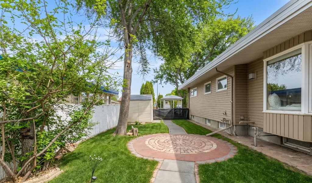 890 Hargrave Way NW Medicine Hat AB T1A 6Y9